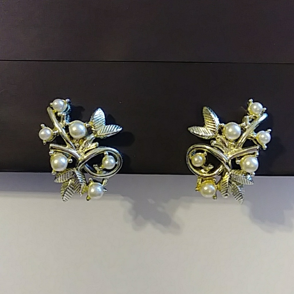 Silver tone and faux pearl screw back earrings